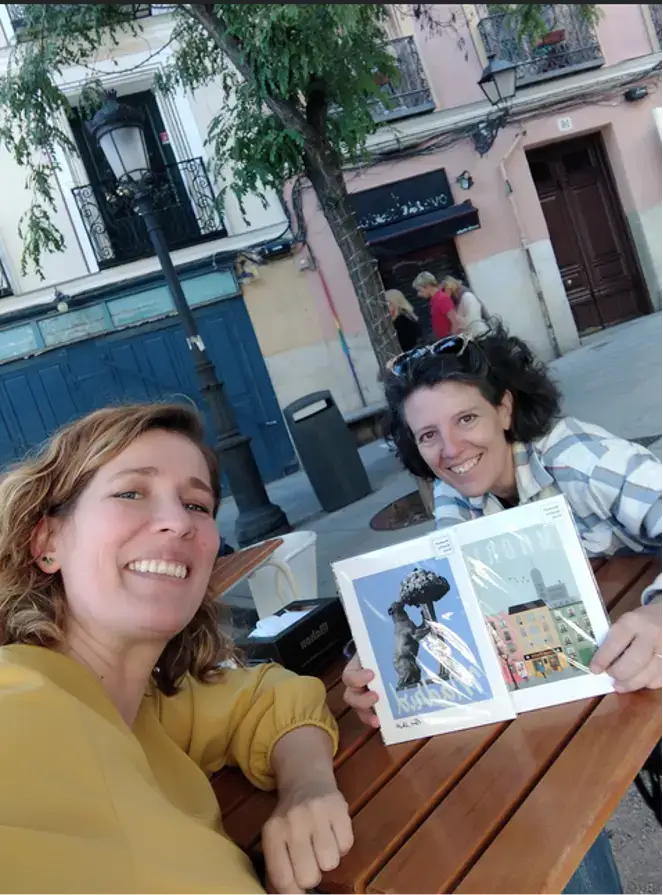 Grupo de historiadoras sonriendo